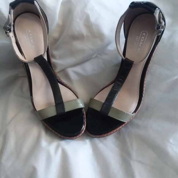 Women Sandals color black/olive size 7B - Picture 6 of 6